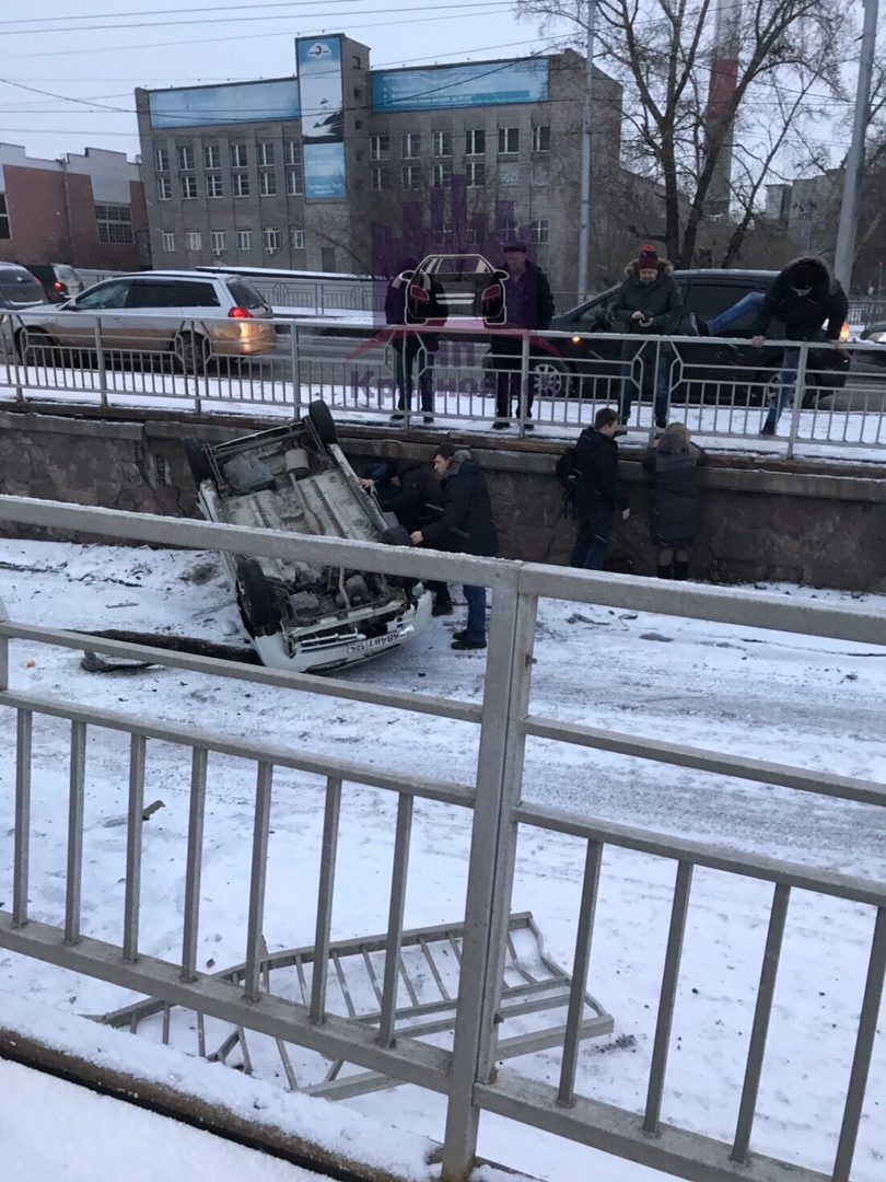 Аварии на мостах фото. Дтп в ульяновске на императорском мосту. Дтп череповец октябрьский мост. Аварии на мостах фото. Аварии на мостах фото.