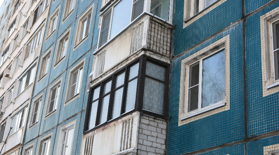 Минстрой попытался «исправить» ситуацию по поводу штрафов за остеклённые балконы с 1 марта