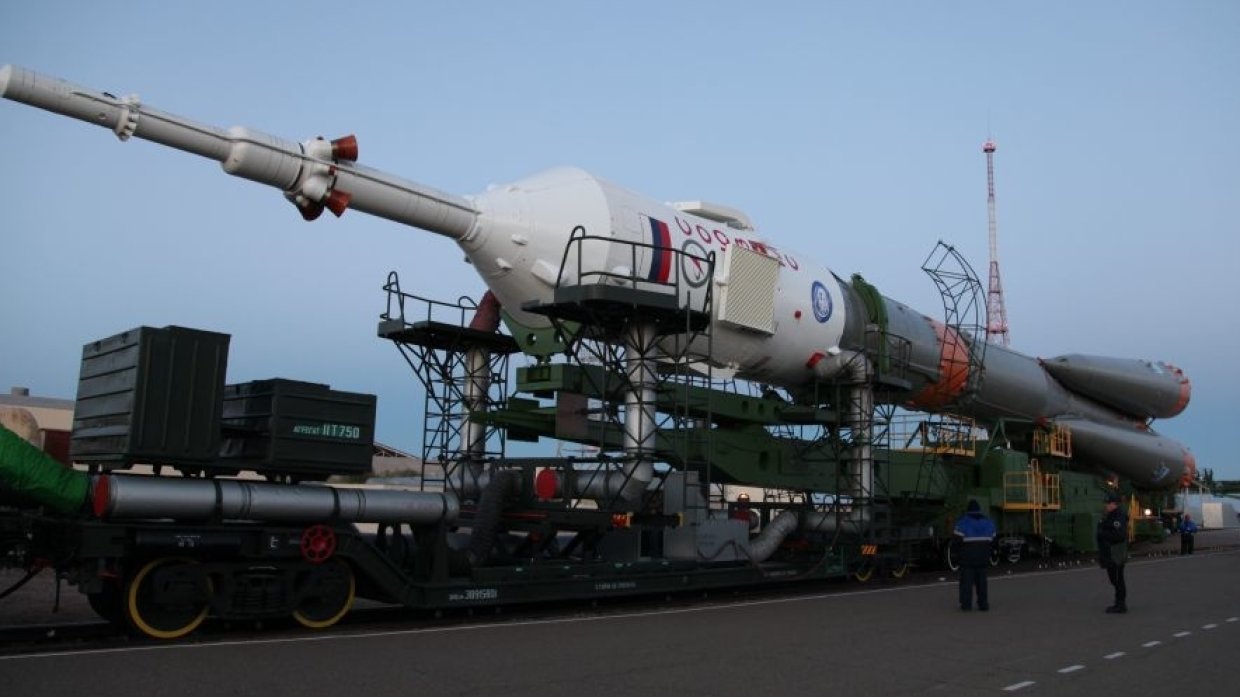 Пилотируемый корабль «Союз МС-08» установлен на стартовый стол космодрома «Байконур»