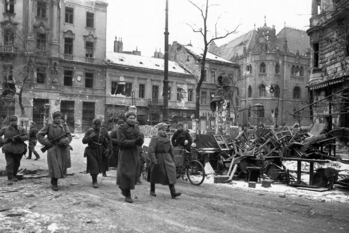 СОВЕТСКИЕ  ВОИНЫ  НА  УЛИЦАХ  ОСВОБОЖДЁННОГО  БУДАПЕШТА.