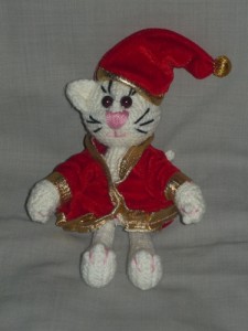 Вязаный кот игрушка