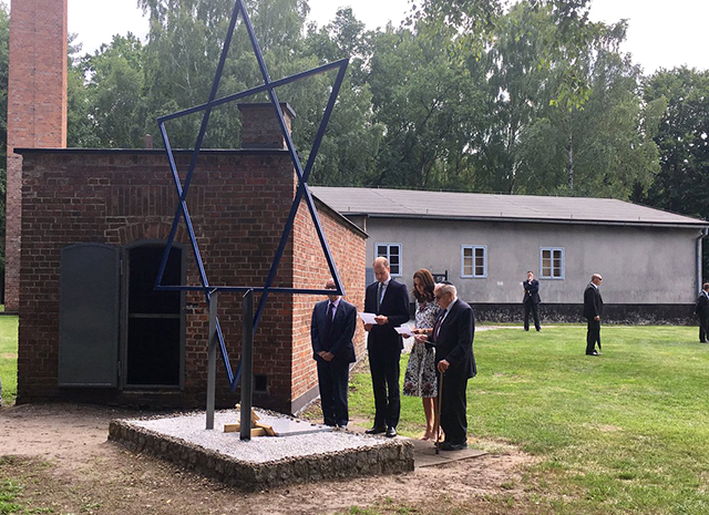 Кейт Миддлтон и принц Уильям почтили память жертв холокоста 