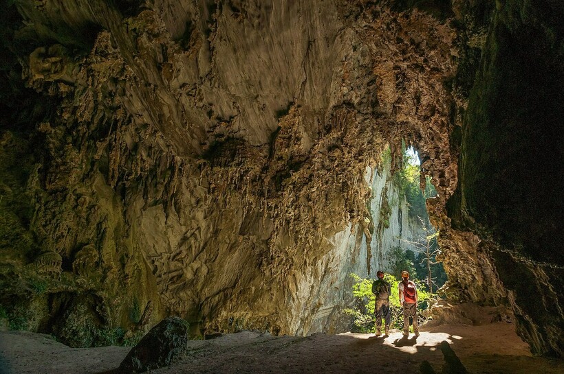 У входа в пещеру. Фото: wikimedia.org 