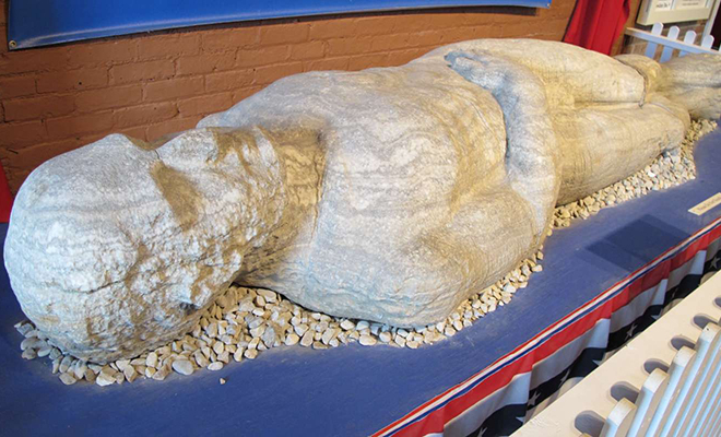 В 1869 году при рытье колодца рабочие нашли «окаменелого великана» ростом 3 метра. Долгое время его считали настоящим Культура