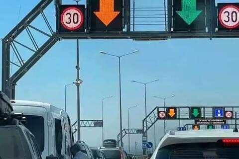 Пробки из-за досмотра: Крымский мост закрывали из-за тревоги по угрозе