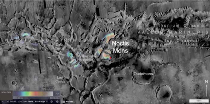 Рис. 3. Гора Ночи и дугообразное поднятие в западной части лабиринта Ночи на альтиметрической карте Марса
