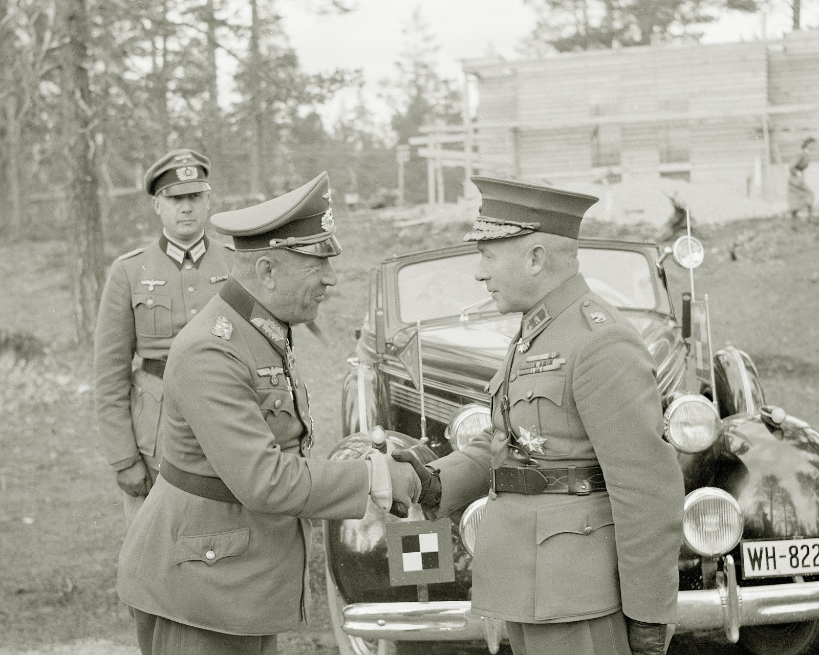 Бывший командир 9-й пехотной дивизии, а в 1941 году командир 3-го корпуса финской армии Я.Сиилусвуо и генерал вермахта Н.фон Фалькенгайн. Финляндия,1941 год