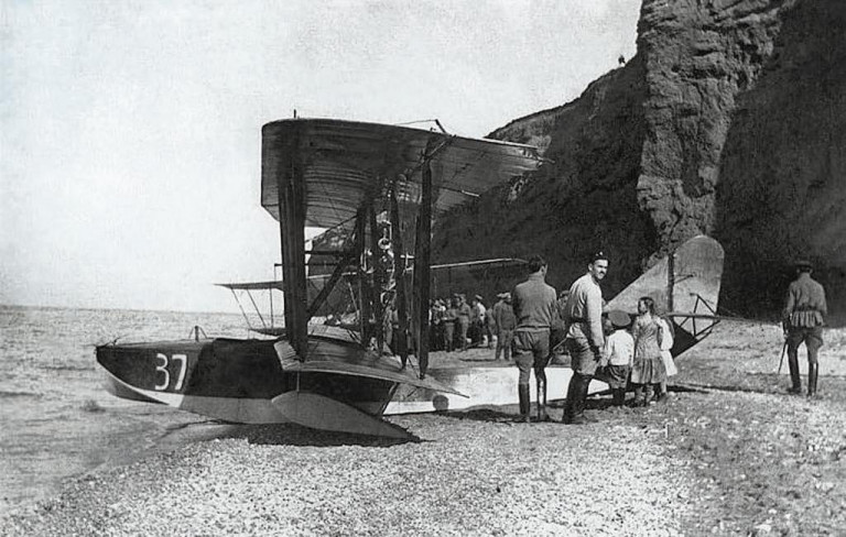 Заглавное фото. Самолёт М-5 под кодовым номером 37, осуществлявший налёт на Зонгулдак