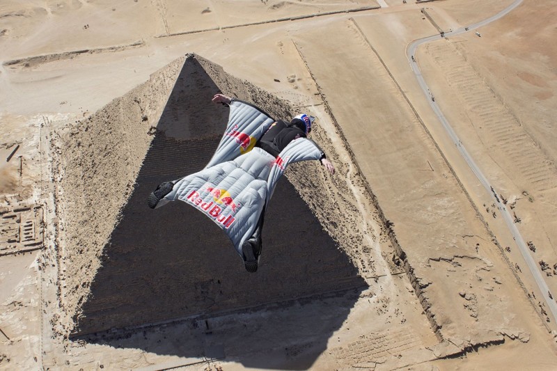 Вингсьют C. Dumont'a над пирамидами Гизы археология, древний египет, египтология, история, мумия, пирамиды, фараон, храмы