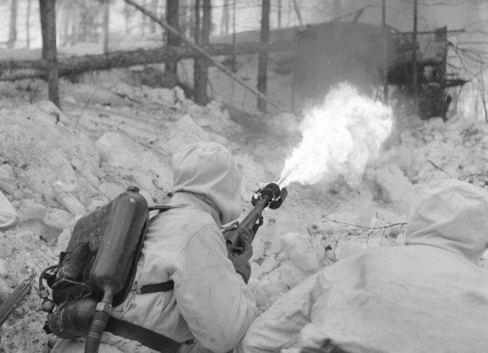 Советские бойцы ведут огонь из огнемета РОКС-2, 1942 год