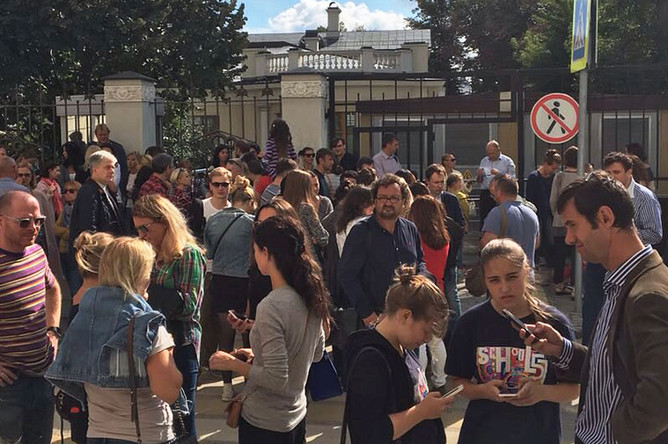 Родители учеников московской школы №57 на митинге, возникшем после известия о намерении директора покинуть свой пост