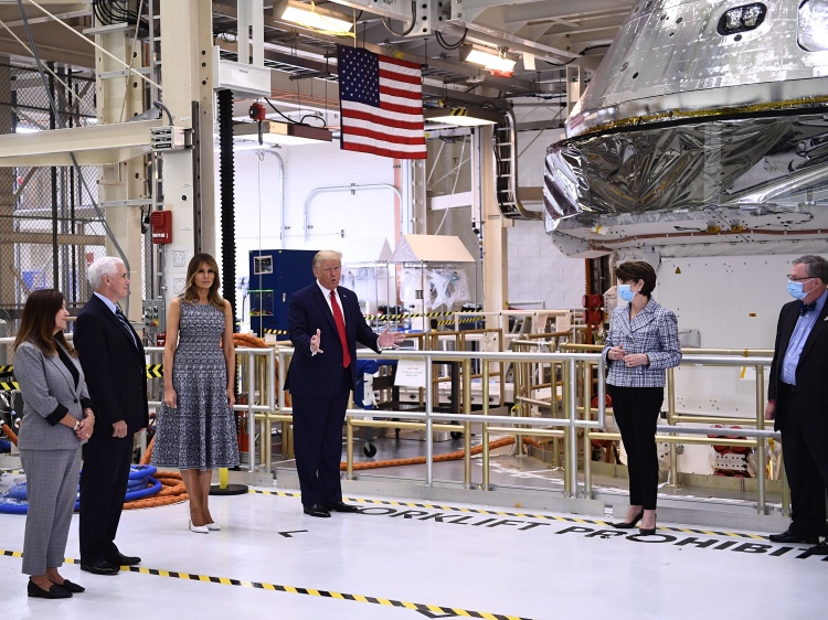 Дональд и Мелания Трамп посетили запуск космического судна, которого не было Мелания, Трамп, также, должен, Джаред, Иванка, визита, центру, Дональда, Космическому, Dragon, Кушнер, ракеты, состояться, время, отменить, пришлось, безопасности, SpaceX, Причина