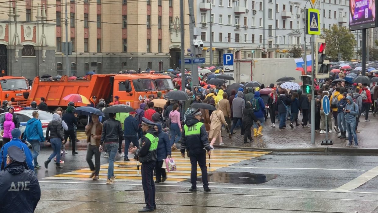 Полицейские досматривают участников митинга-концерта в Москве в целях безопасности