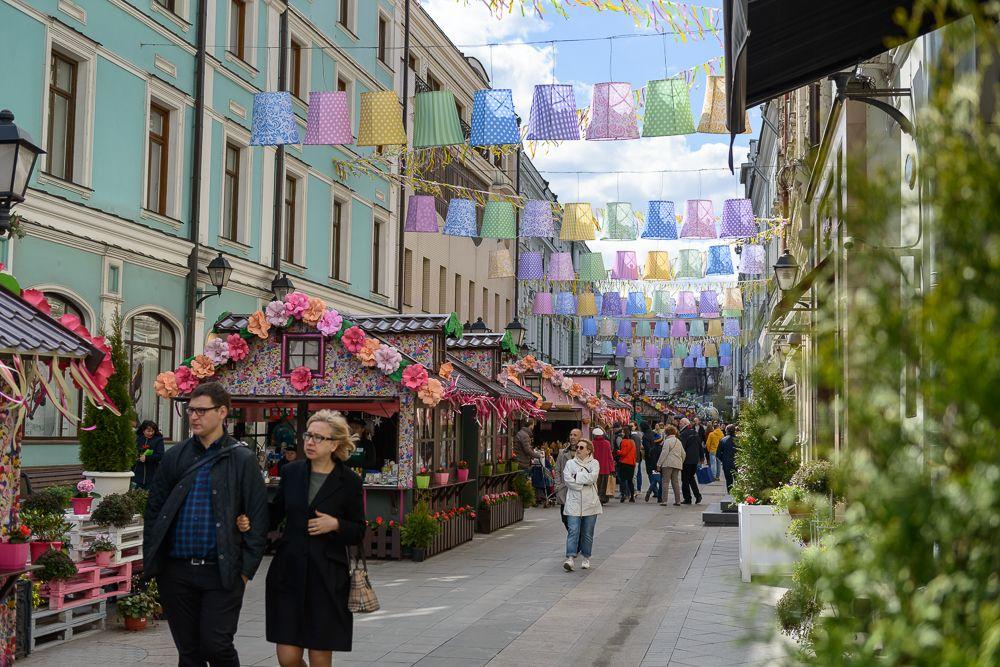 Изделие улица. Московская Весна на Тверском бульваре. Московские весенние ярмарки. Улица Весенняя Москва. Московские улицы весной.