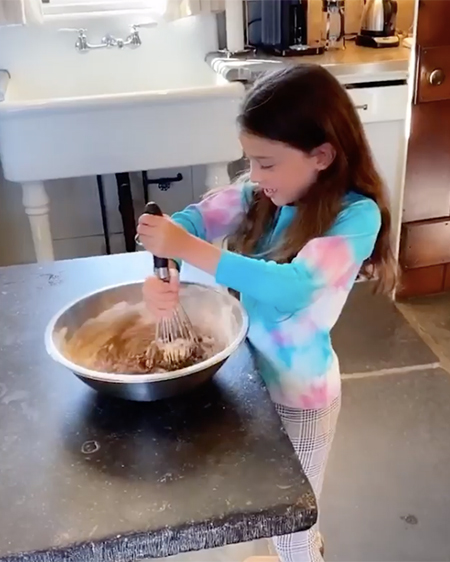 Давно не виделись: Даша Жукова с дочерью Леей приготовила торт ко дню рождения музея "Гараж" Дети,Дети знаменитостей