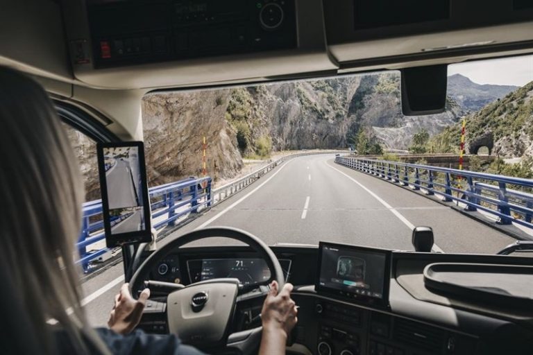 Volvo Trucks представила систему Dynamic Steering, которая распознаёт прокол переднего колеса ещё до появления видимых симптомов