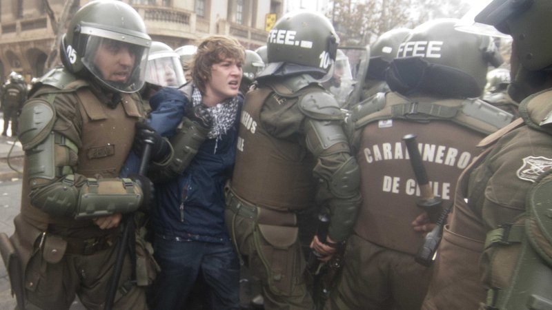 Соцсети попытались выдать юную демонстрантку из Чили за «московскую школьницу Настю»