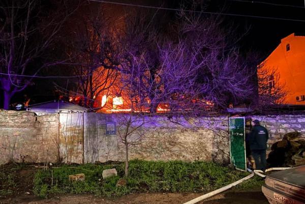 В Севастополе загорелся дом 