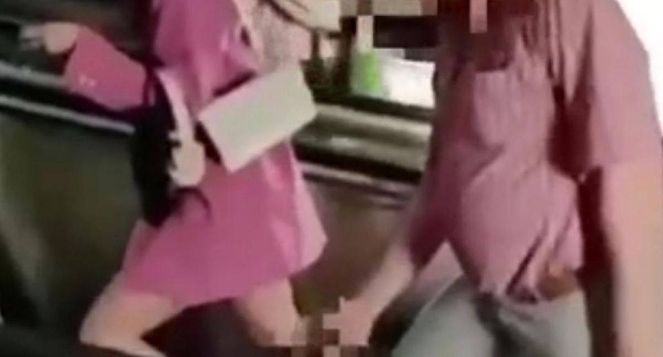 «112»: девушка в розовом, ставшая жертвой извращенца в метро Москвы, обратится в полицию