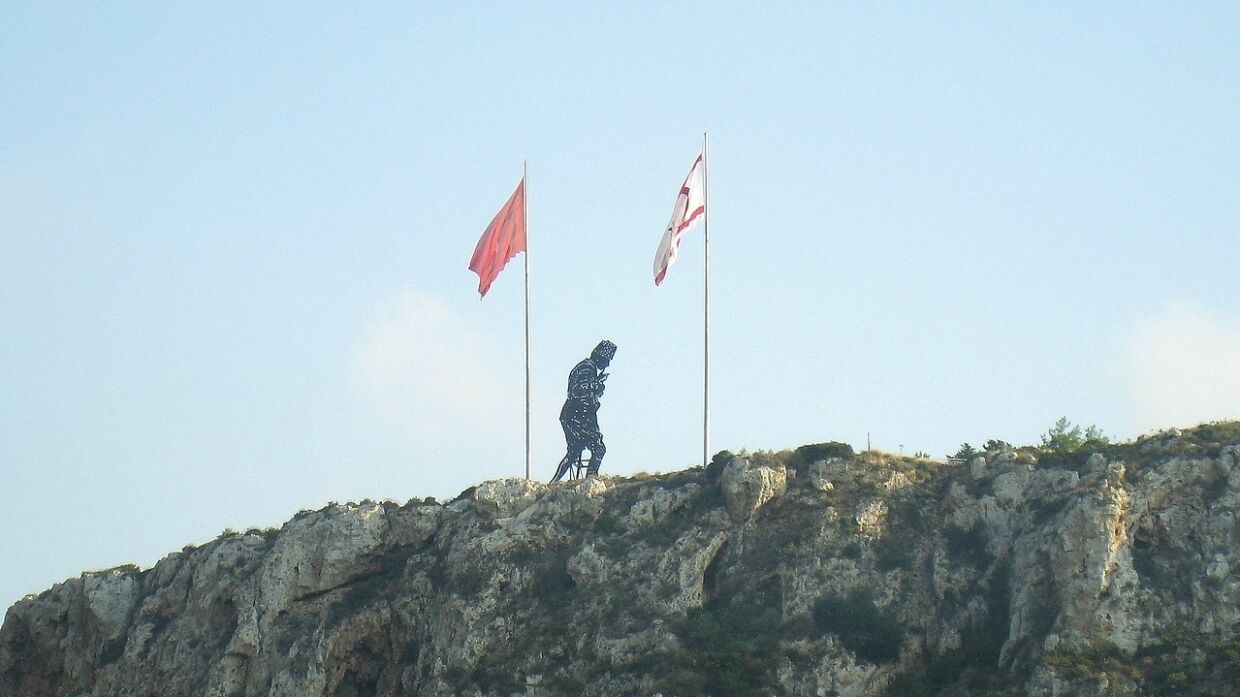 Статуя Ататюрка с флагами Турции и непризнанной Турецкой Республики Северного Кипра