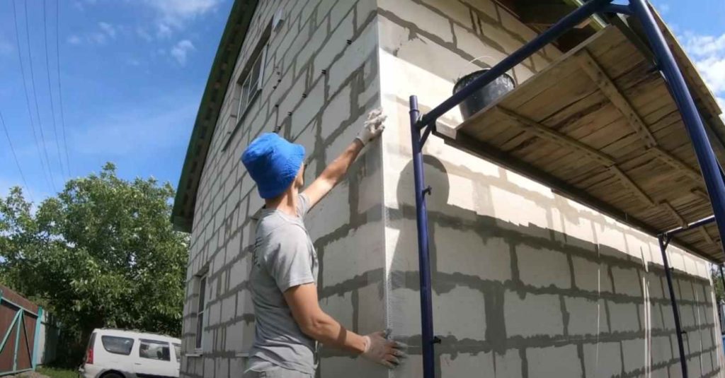 Декоративная отделка фасада дома с имитацией кирпичной кладки: подойдет для любых стен