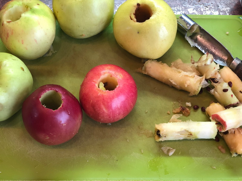 Сезон яблок удался и в очередной раз готовлю пирог, но рецепт «не стандартный» - шарлотка на сметане