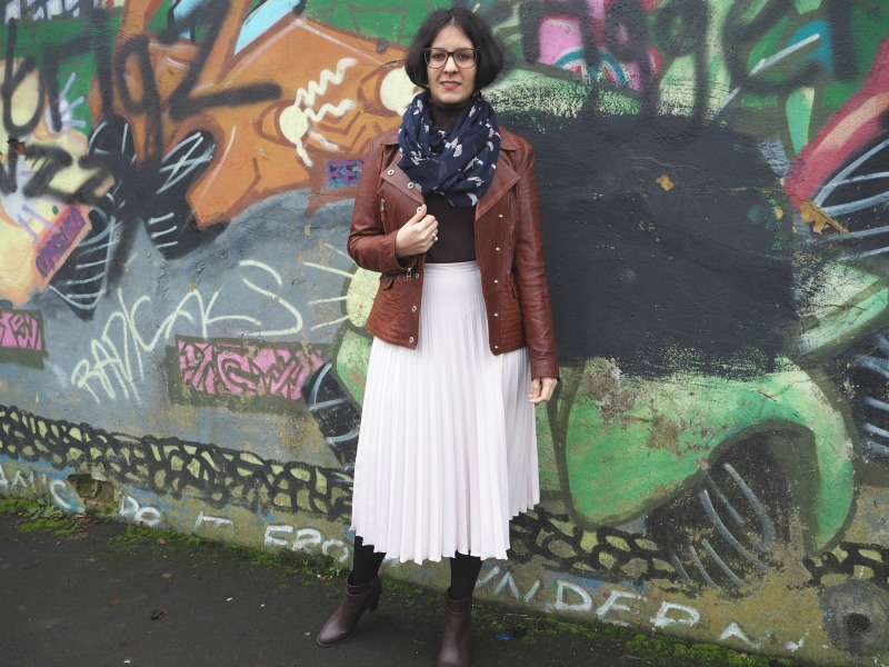 How to wear a pleated skirt in winter 