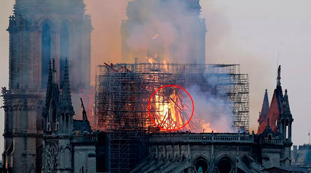 ФОТОФАКТ: Образ Иисуса Христа заметили на снимках пылающего собора Парижской Богоматери 