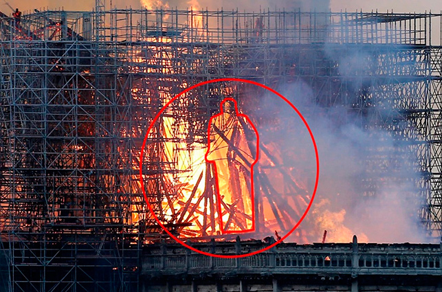 ФОТОФАКТ: Образ Иисуса Христа заметили на снимках пылающего собора Парижской Богоматери 