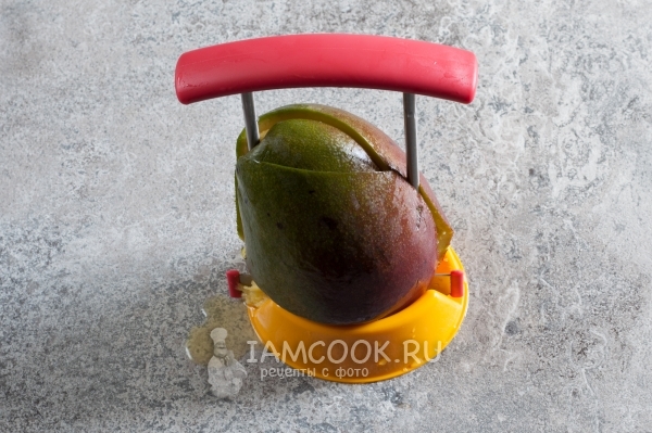 Удалить из манго косточку