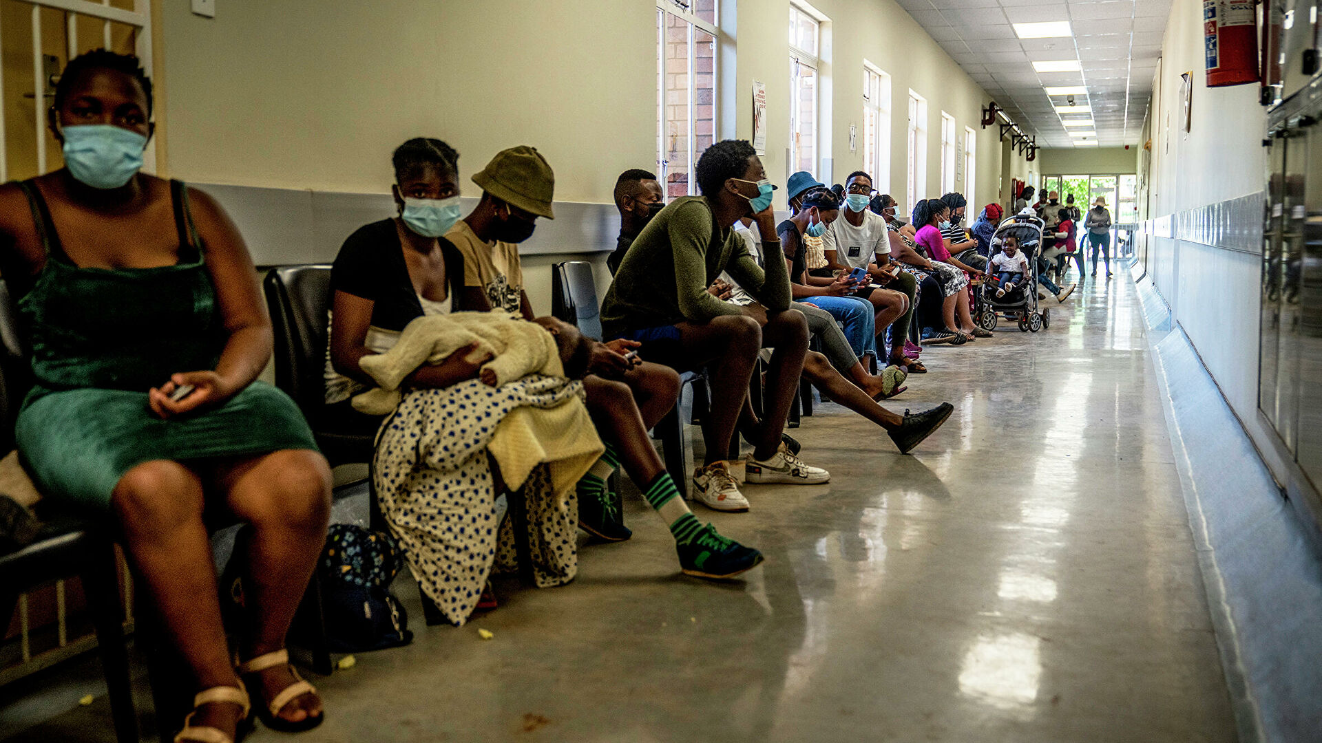 Власти ЮАР запретили людям с омикрон-штаммом коронавируса покидать страну