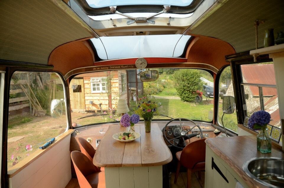 Семья превратила старый автобус в милый гостевой домик на даче можно, использовать, колесах, домика, немного, небольшой, случае, поэтому, чтобы, который, оборудована, места, участка, качестве, вокруг, гостиной, теплые, романтично, смотрится, наивно