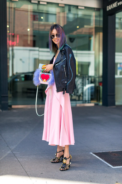 Девушка в розовой юбке миди, куртка косуха и черные босоножки - уличная мода Нью-Йорка весна/лето 2017