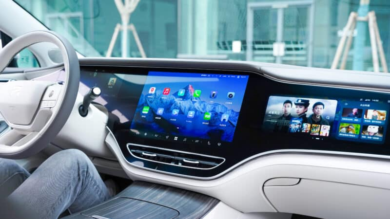  Rising Auto F7 от SAIC запущен в Китае со сменными батареями. Цена начинается от 30 500 долларов США