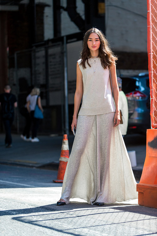Девушка в длинной юбке и топе - уличная мода Нью-Йорка весна/лето 2017