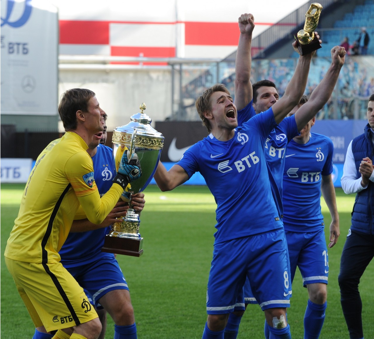 Динамо выиграло кубок. Динамо выиграло кубок. Динамо выиграло кубок. Динамо хоккей кубок гагарина. «динамо» с кубком россии в 1995 году.