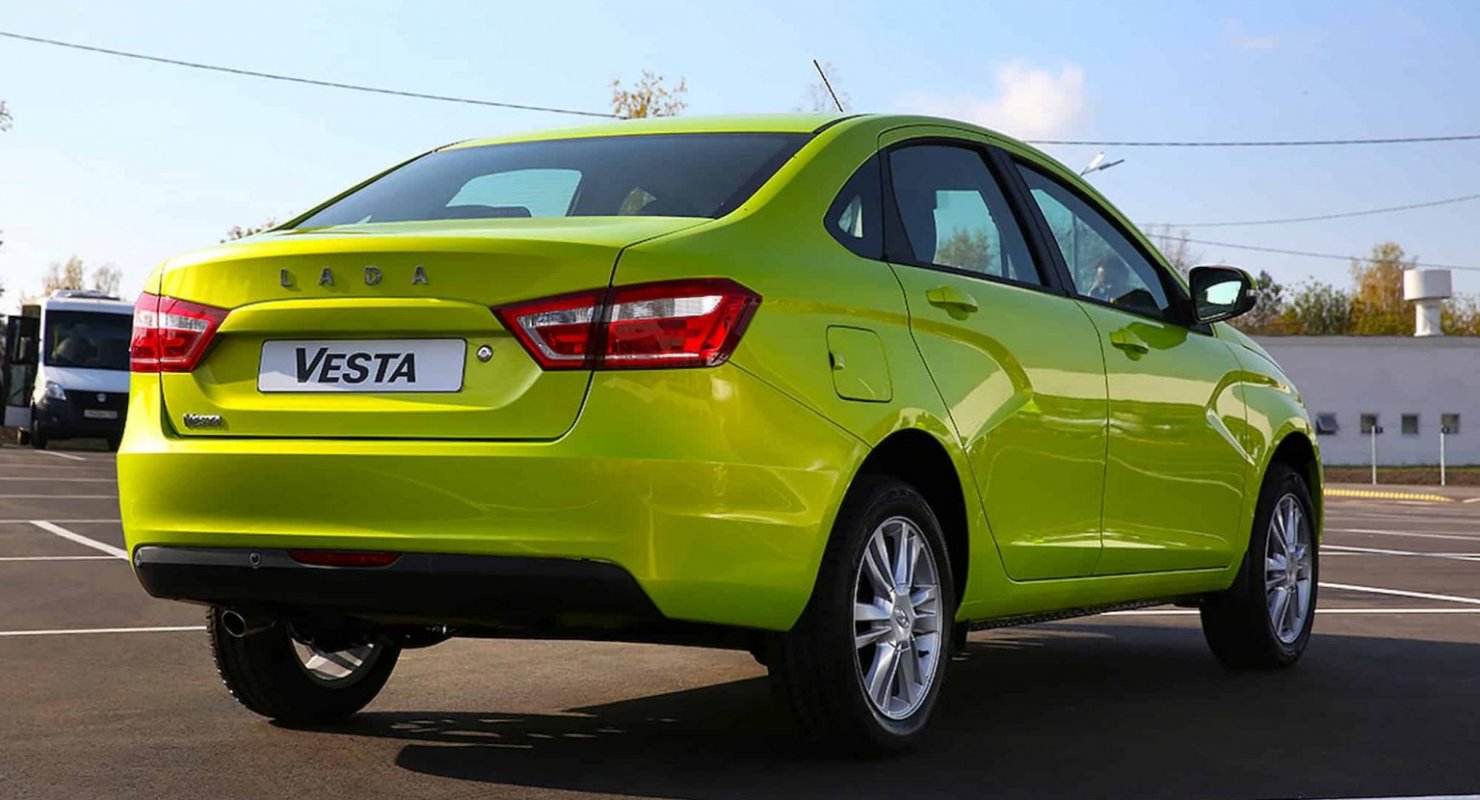 «АвтоВАЗ» вновь сэкономил на Lada Vesta, но не сделал ее дешевле Автомобили