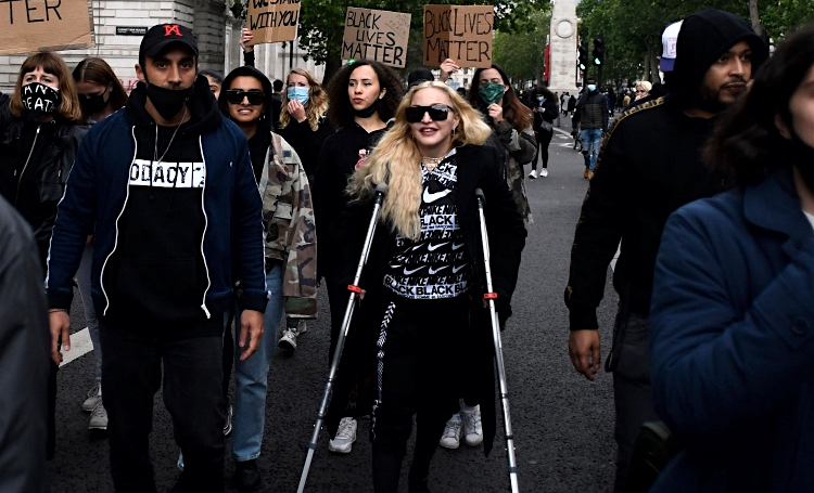 Всем преградам вопреки: Мадонна посетила протесты в Лондоне на костылях