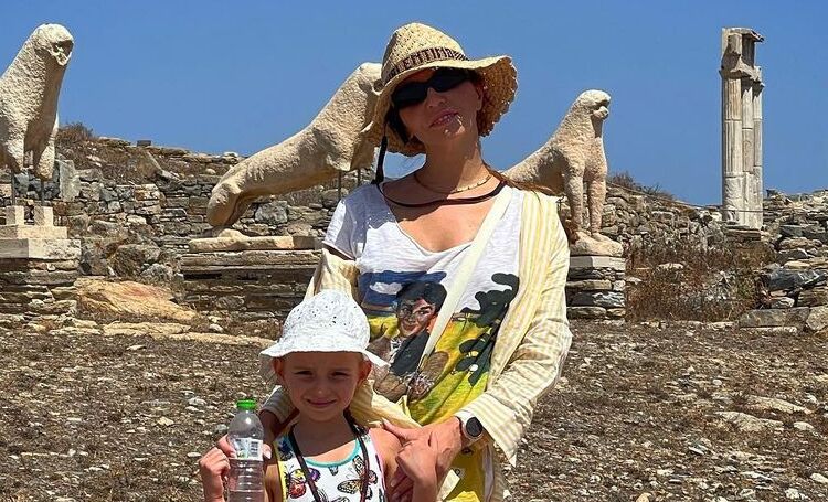 Море и развалины: Татьяна Навка с дочерьми путешествует по Греции Дети,Дети знаменитостей