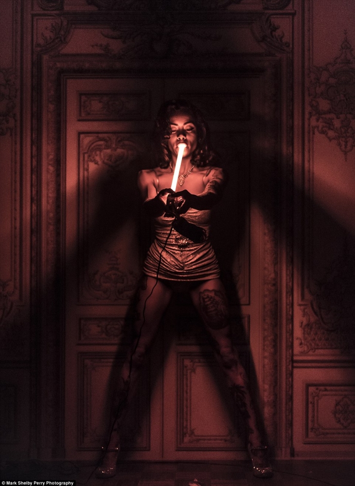 Бывшая мормонская школьница стала самым необычным глотателем мечей в мире Бывшая мормонская школьница стала самым необычным глотателем мечей в мире школа