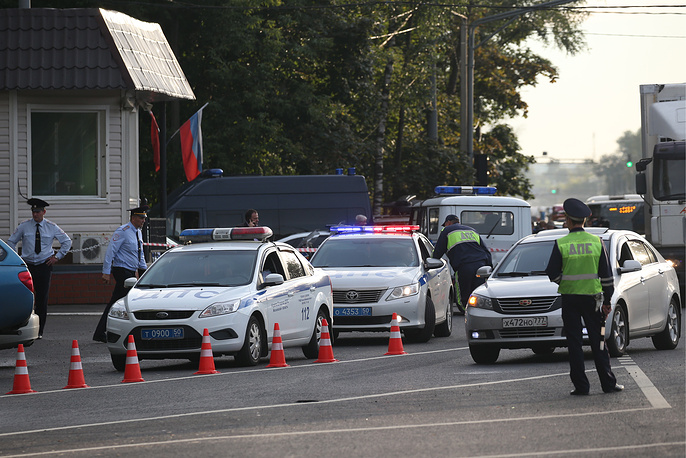 У поста ДПС на 20-м км Щелковского шоссе после нападения, в ходе которого два сотрудника полиции получили тяжелые ранения и двое нападавших были убиты, 17 августа