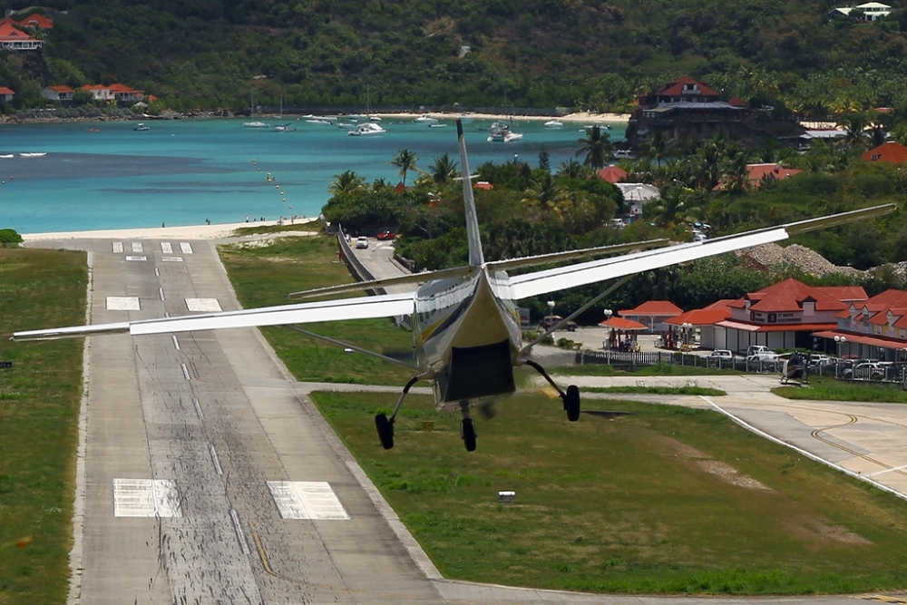 Cessna_208B_Grand_Caravan,_St._Barth_Commuter_AN2111853.jpg