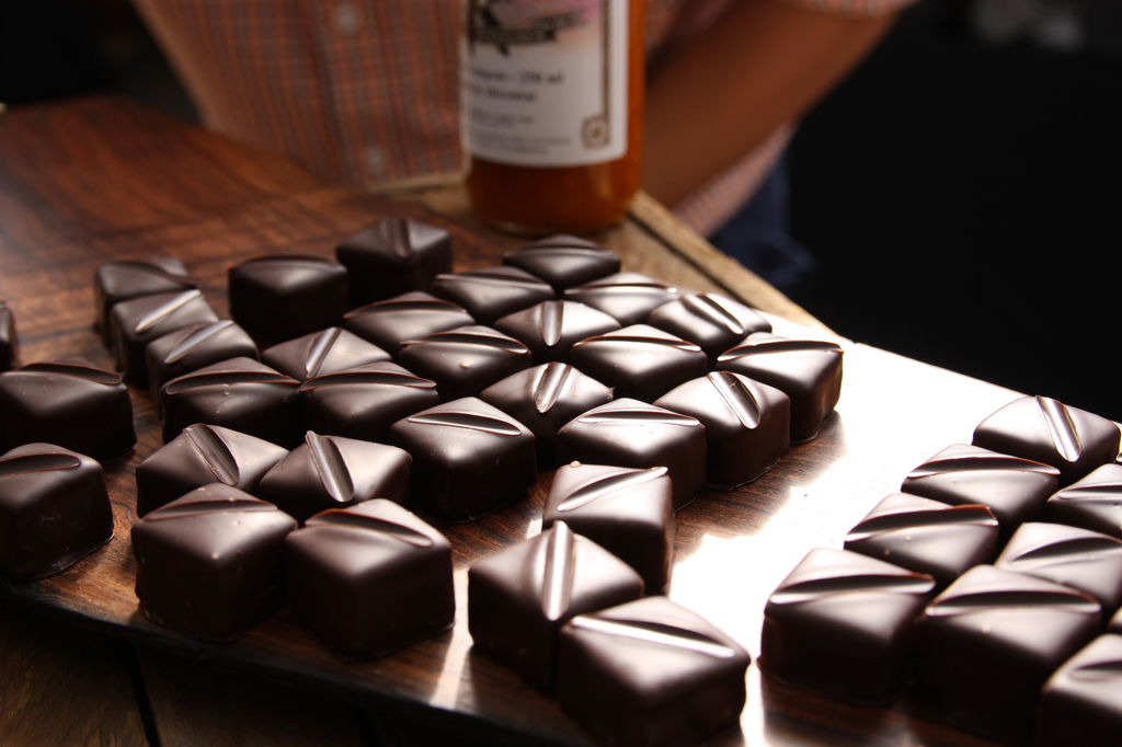 Chocolate как читается. Шоколадка по английски. Даешь шоколад. Горячий шоколад зимний вечер кофейня. Транскрипция английских слов шоколадное печенье.