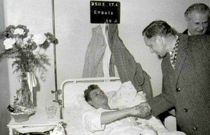 Вольфганг Энгельс в больнице после побега через Берлинскую стену. / Фото: shared.com
