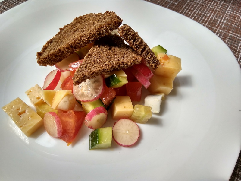 Салат «Бородинский редис» (Давно уже сама придумала салат с идеальным сочетанием: гренки + редис – очень вкусно)