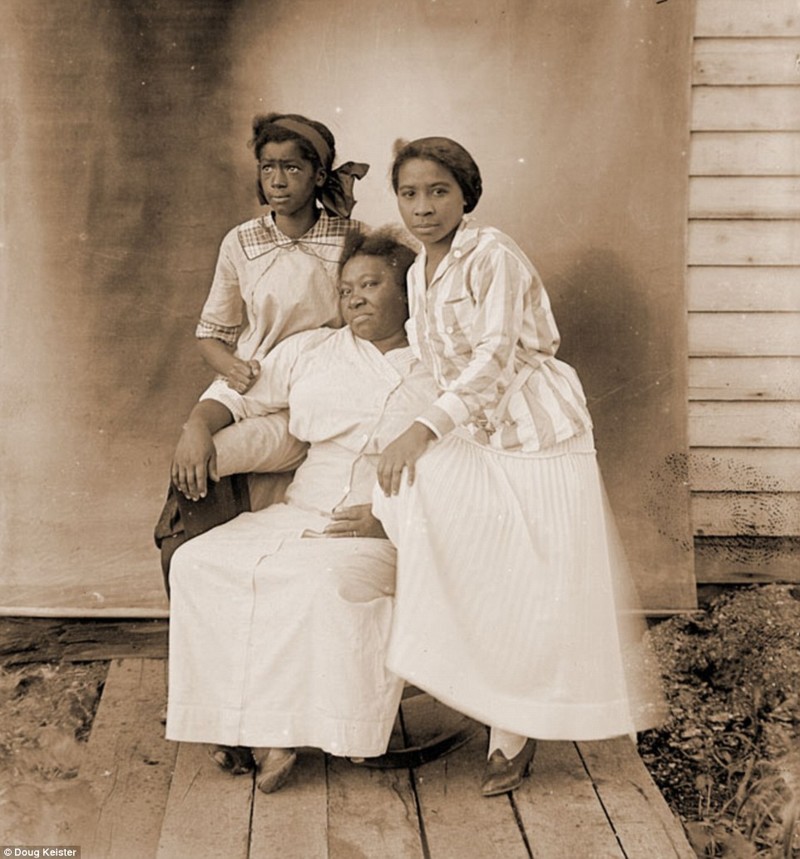 Флоренс Джонс (слева), Элеонора Кэрриджер (1893-1981)(справа) и ее мать Элис афроамериканец, история, прошлое, сегрегация, фотография