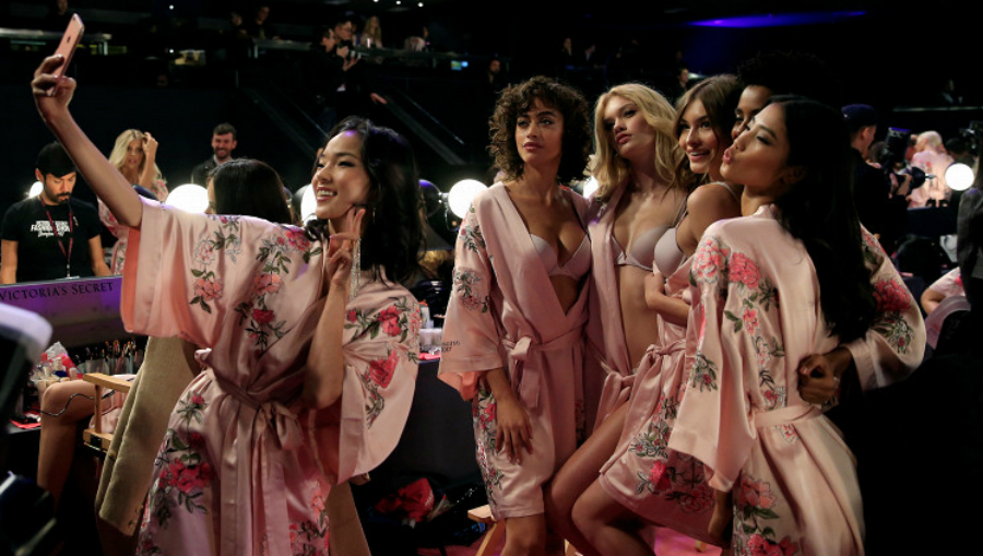 Короче некуда: вызывающий показ Victoria's Secret стал самым соблазнительным во всем мире Девушки