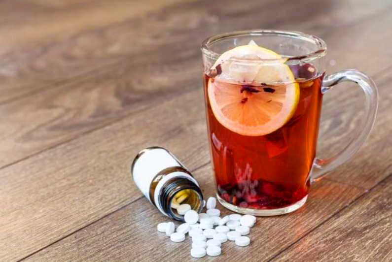 Терапевт: какие лекарства нельзя запивать чаем, кофе и соками. Опасная смесь для здоровья и даже для жизни