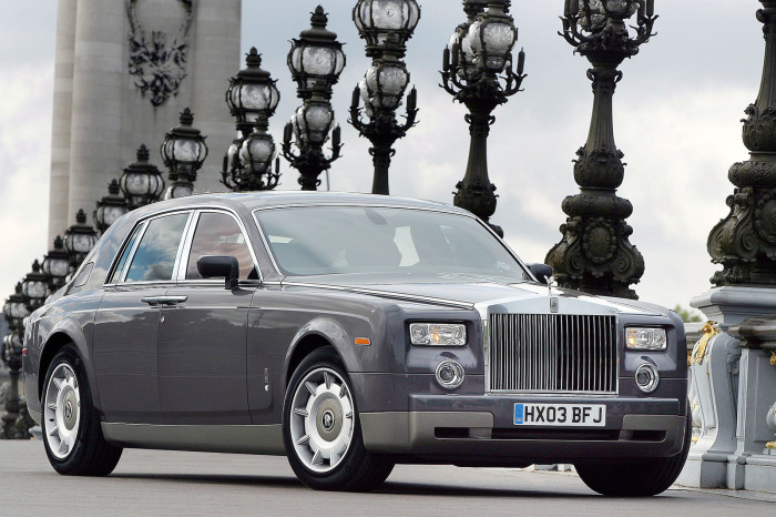 Rolls-Royce Phantom – автомобиль с 6,75-литровым двигателем V12, который «возродил» самую известную марку дорогих машин. Rolls-Royce Phantom – автомобиль с 6,75-литровым двигателем V12, который «возродил» самую известную марку дорогих машин.