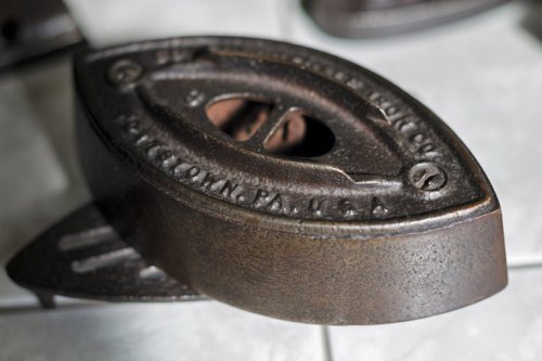 Уникальная коллекция утюгов мистера Яноса Наги (7 фото)